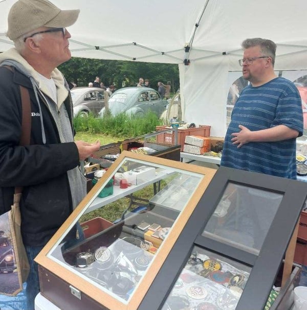 foto 9 - Bob en Gunter op onderdelenmarkt