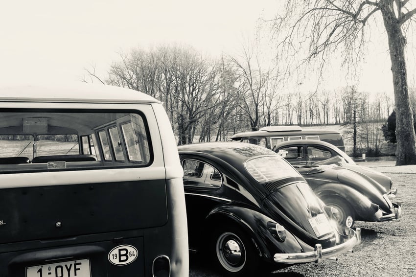 vintage-vw-meeting-cars